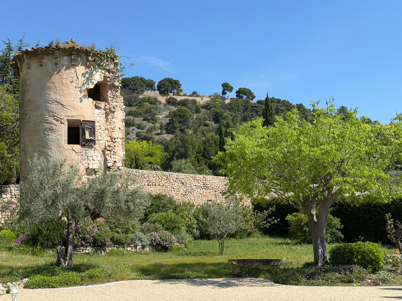 Tour ronde de pierre dans un jardin du Barry
